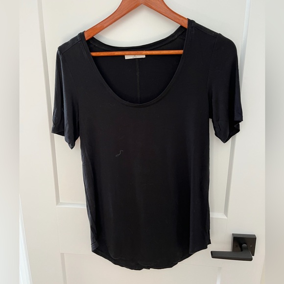 Babaton Black Scoop Neck Short Sleeve Tee - Picture 2 of 5